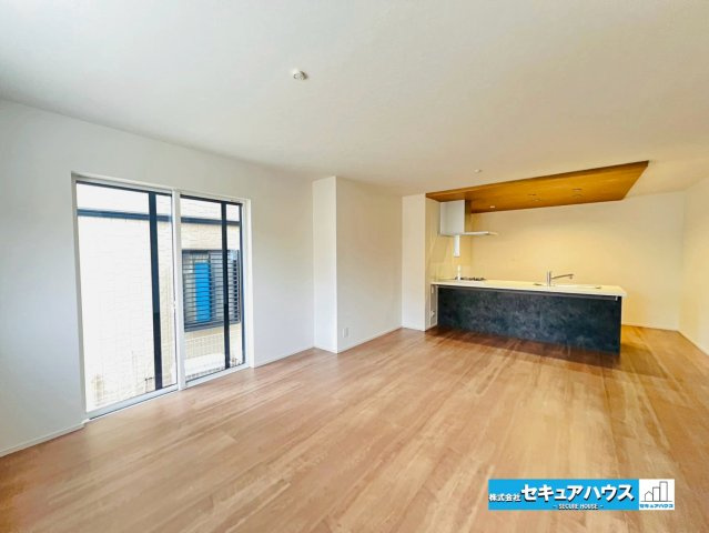 【本日ご案内可能】愛知郡東郷町三ツ池　全2棟の居間・リビング|【LDK19.5帖】
◆家族揃ってリビングで過ごすお休みの日が、楽しみになる場所となることでしょう。
対面式のオープンキッチンは、家事をしながら家族の様子が一目でわかる安心＆便利設備♪　　　　　　　　