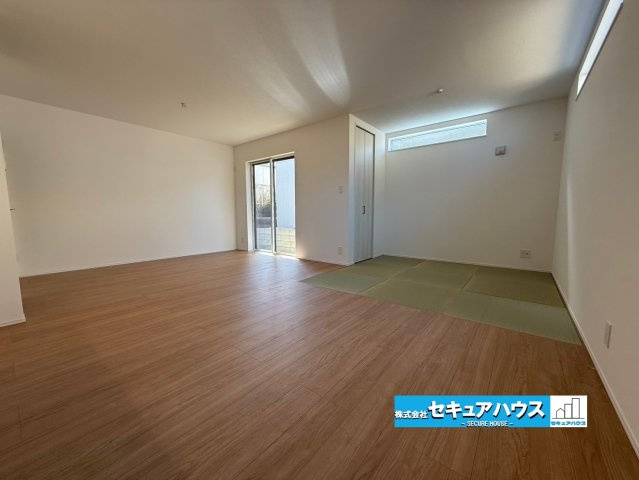 【同施工物件ご案内可能】愛知郡東郷町三ツ池　全2棟の内観：施工例|【LDKイメージ】
◆家族揃ってリビングで過ごすお休みの日が、楽しみになる場所となることでしょう。
対面式のオープンキッチンは、家事をしながら家族の様子が一目でわかる安心＆便利設備♪