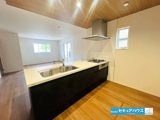 【本日ご案内可能】愛知郡東郷町三ツ池　全2棟の居間・リビング|【キッチンから見たリビングの様子】
◆2面採光のため日当たりが良く温かい広々リビングは家族の団らんスペースになります。　　　　　　　　　　　　　　　　　　　　　　　　　　　　　　　　　　　　　　　　　
