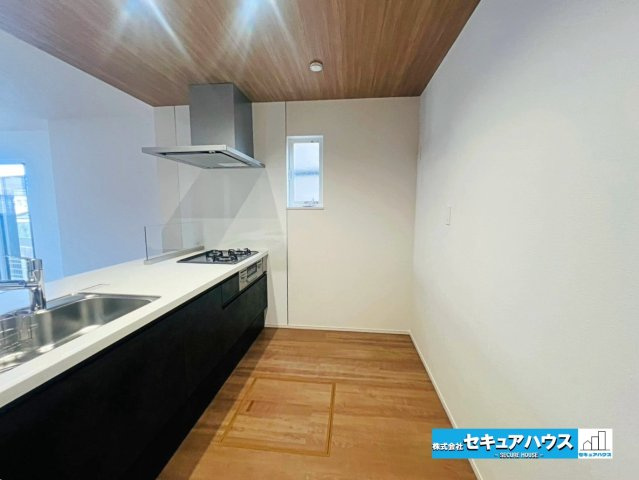 【本日ご案内可能】愛知郡東郷町三ツ池　全2棟のキッチン|【キッチンスペース】
◆広々としたキッチンスペースのため家族で並んで料理できます。
◆キッチンの窓は熱気や匂いを逃がす役割があります。
◆床下収納には飲み物やお米のストックをしまうことができます。　　