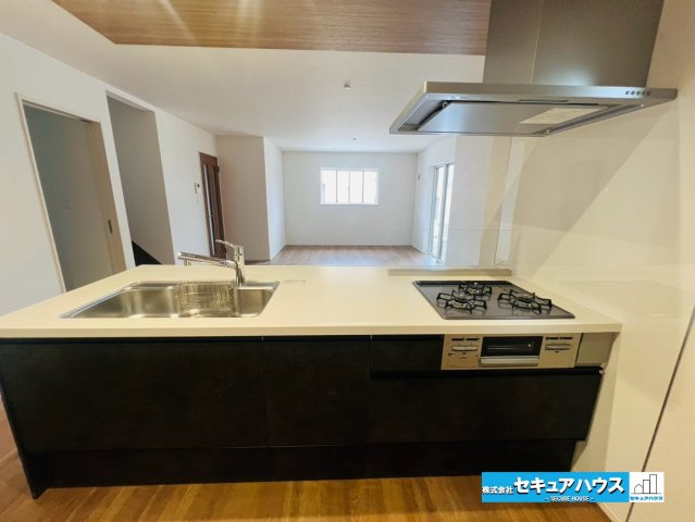 【本日ご案内可能】愛知郡東郷町三ツ池　全2棟のキッチン|【キッチン】
◆同時にたくさんの料理が調理できる3口コンロ。「焼く・蒸す・煮る」の工程を同時進行で進めることができるので、料理を素早く作ることができます。育児でバタバタ忙しいママに嬉しい♪　　　　　　