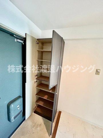 KM江坂の収納|天井高シューズBOX