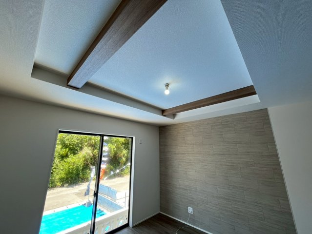沖縄市松本新築戸建て 2号棟（全2棟）の居間・リビング|お洒落な天井ライト