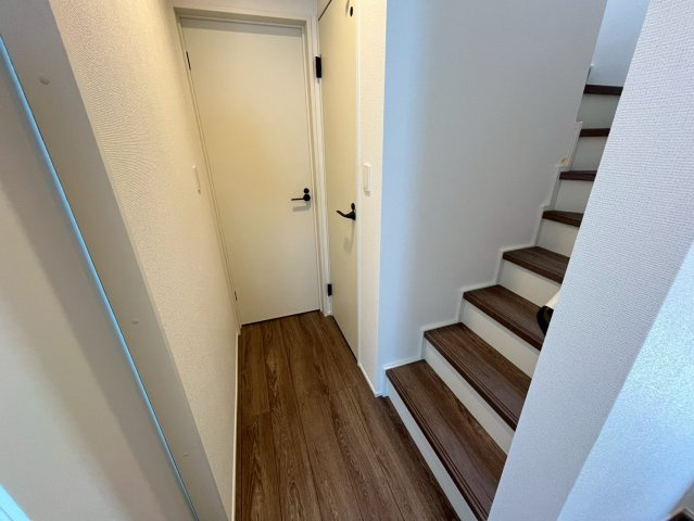 沖縄市松本新築戸建て 2号棟（全2棟）の内装|廊下（一階）
