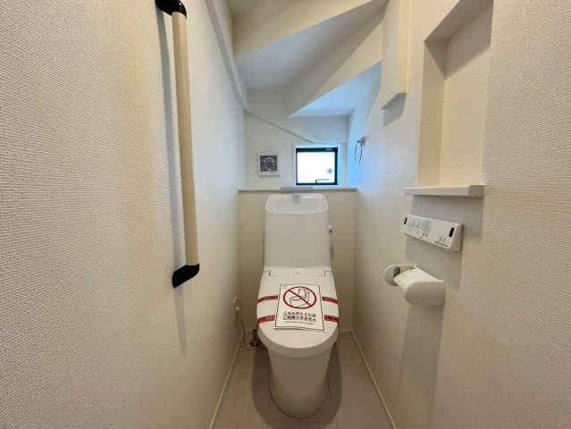 沖縄市松本新築戸建て 2号棟（全2棟）のトイレ|手すり付（一階トイレ）