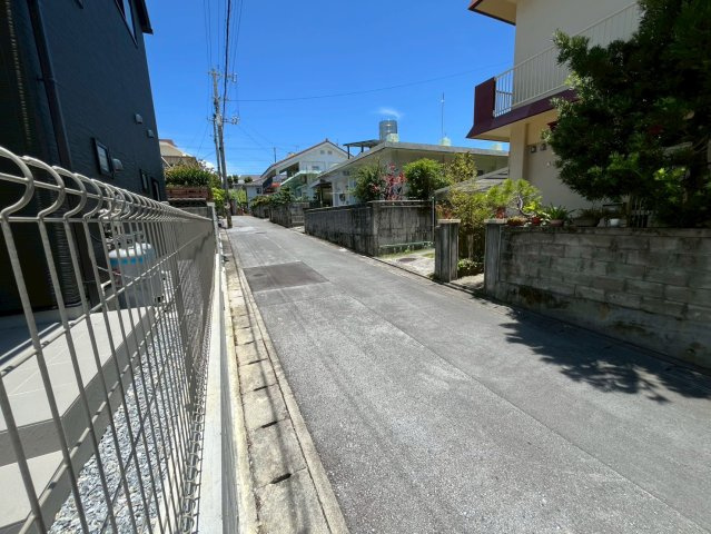 沖縄市松本新築戸建て 2号棟（全2棟）の前面道路含む現地写真|前面道路含む現地写真です
