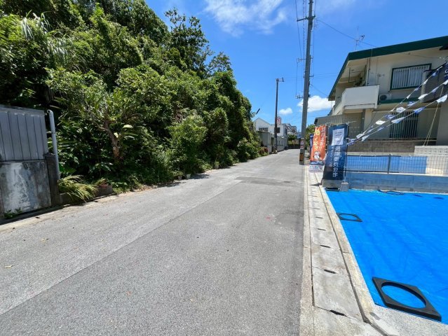 沖縄市松本新築戸建て 2号棟（全2棟）の前面道路含む現地写真|前面道路含む現地写真です