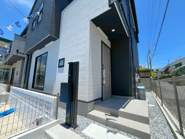 沖縄市松本新築戸建て 2号棟（全2棟）のその他|インターフォン＋宅配ボックス＋玄関