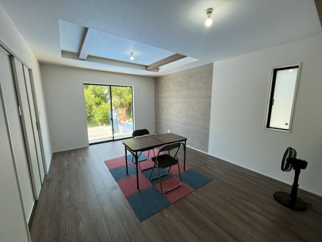 沖縄市松本新築戸建て 2号棟（全2棟）の居間・リビング|南側に大きな窓が設置されており、一日を通して日当たりが良いリビングです！
