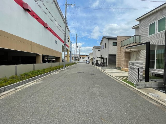 寝屋川市国松町の中古一戸建の前面道路含む現地写真