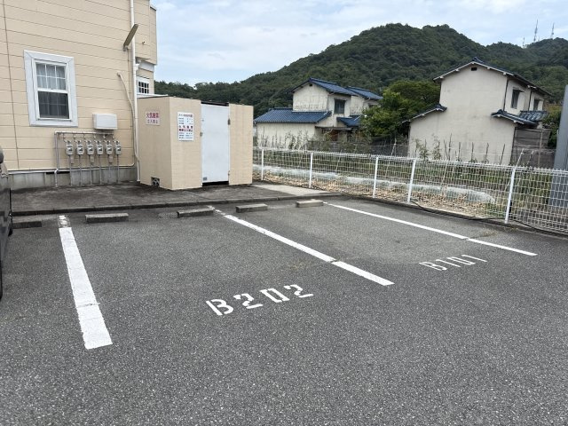 ラフィネ・ロジュマンBの駐車場