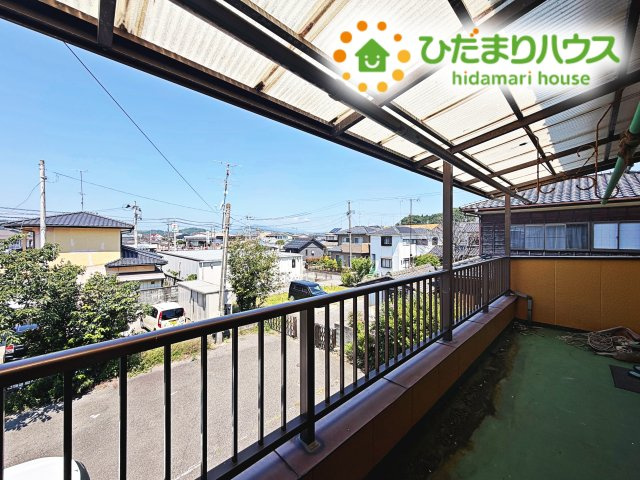いわき市小名浜大原字下小滝　中古戸建のバルコニー|広々としたバルコニーは、大量の洗濯物を干しても余裕！お布団だって、家族全員分をいっきに干せますね(^O^)
