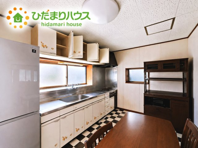 いわき市小名浜大原字下小滝　中古戸建のキッチン|キッチンの主役は奥様です。
使いやすいことはもちろん、料理をしながら家族との会話がはずんだり、収納充実のキッチンであること・・奥様にとってより良い空間にと考えられたキッチンです(*^^*)
