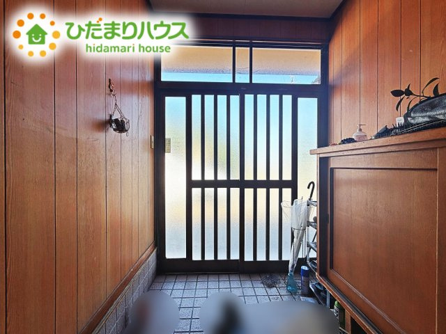 いわき市小名浜大原字下小滝　中古戸建の玄関|毎日「行ってきます」「ただいま」をいう玄関は小窓付で、明るく光が差し込みます。