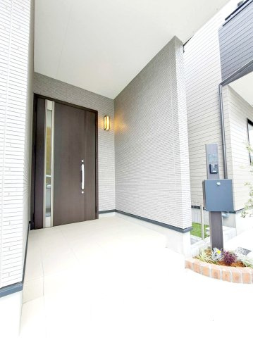 葛飾区新宿５丁目　新築分譲住宅　全３棟の玄関|【玄関】※施工例
玄関は防犯性に優れたダブルロックキーを採用♪カギは防犯性に優れた複製不可のディンプルキーです。設備であなたの生活を守ります