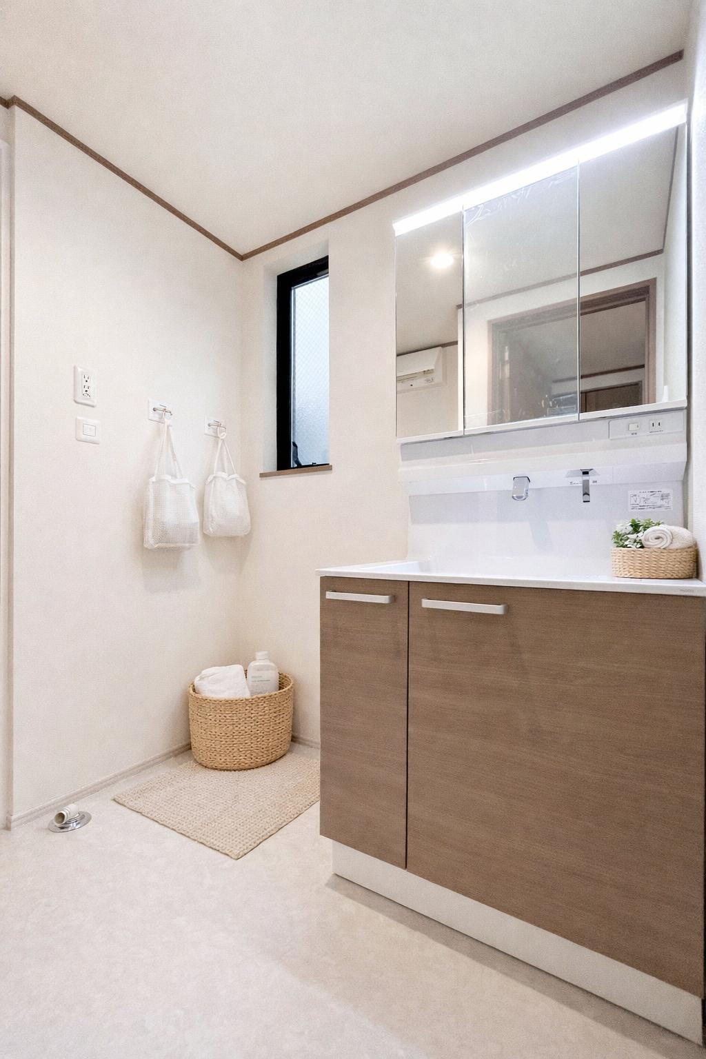 葛飾区新宿５丁目　新築分譲住宅　全３棟の独立洗面台|【洗面化粧台】※施工例
ゆとりのある洗面室に、たっぷり収納の３面鏡付き、洗面化粧台。明るい陽射しが差し込む小窓があり毎朝気分も上がります♪　