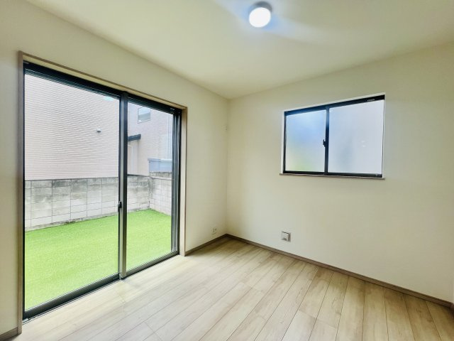 前橋市光が丘町の洋室|リビングに隣接する4.5帖の洋室は、家事スペースやキッズスペースとしても◎
