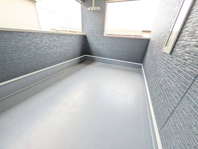 石岡市東光台　第4　新築戸建て　1号棟のバルコニー|人気のインナーバルコニー。室内と一体感があり、雨の日のお子様の遊び場や、ペットの安全な外気浴スペースにも最適です♪