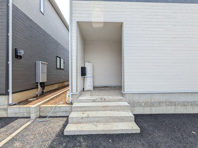 石岡市東光台　第4　新築戸建て　1号棟の玄関|玄関ドアはカードキーで開閉も楽々♪
スマホでの開錠と施錠も可能です！
玄関上部には人感センサー付きのダウンライトがあるので、夜間の帰宅時に自動で点灯してくれます♪
防犯対策面にも一役買ってくれます！