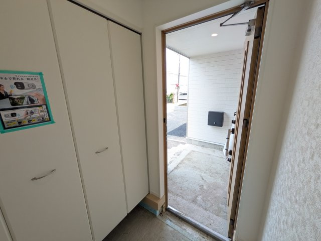 石岡市東光台　第4　新築戸建て　1号棟の玄関|家族全員の靴がスッキリ片付く大容量シューズボックス完備。お客様を気持ちよく迎えられる、明るく清潔感あふれる玄関です。