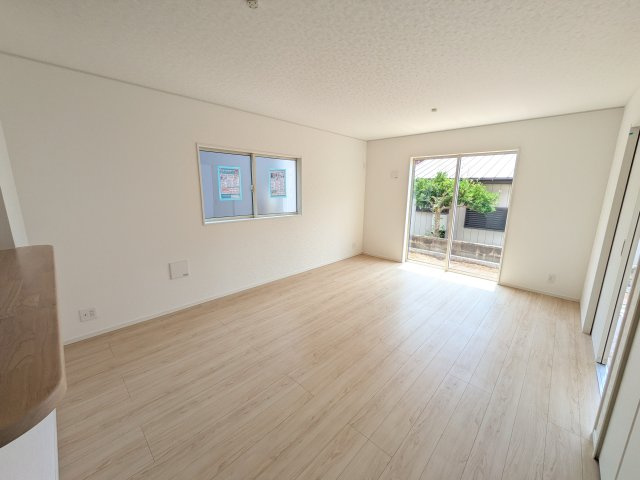 石岡市東光台　第4　新築戸建て　1号棟の居間・リビング|家族の会話が自然と弾む、広々としたゆとりのLDK。南西向きの窓からたっぷりの光が射し込む明るく快適な空間です。