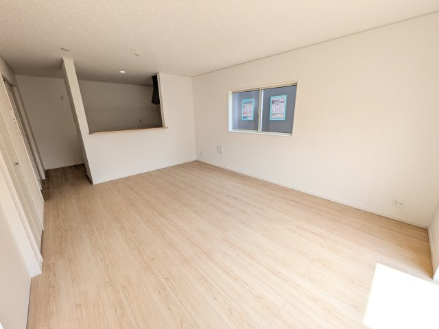 石岡市東光台　第4　新築戸建て　1号棟の居間・リビング|居心地の良いデザインと機能性を両立。ご友人を招いたり、趣味を楽しんだり、様々なシーンで活躍する団らんの中心地です。