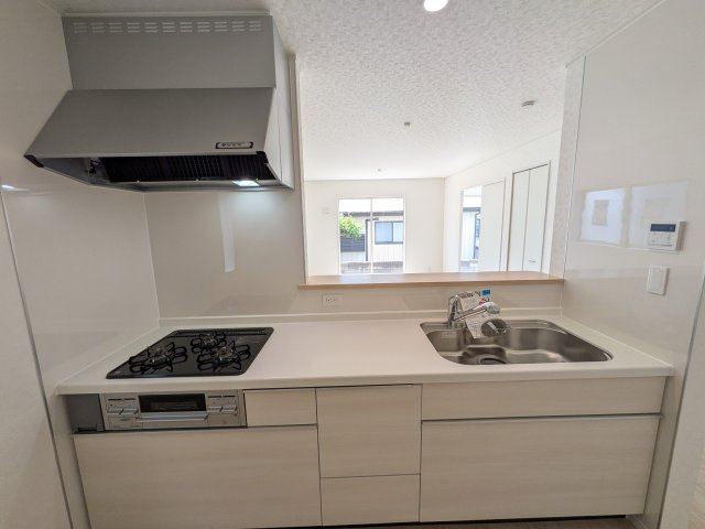 石岡市東光台　第4　新築戸建て　1号棟のキッチン|対面式カウンターでリビングとの一体感を演出。使いやすい動線と豊富な収納で、毎日の料理時間も快適に過ごせます。