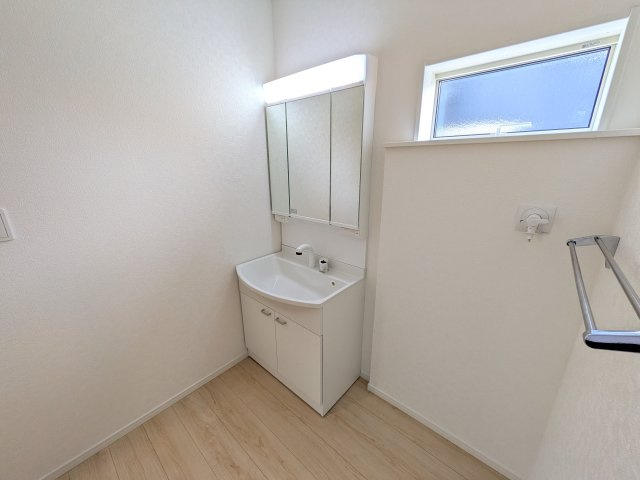 石岡市東光台　第4　新築戸建て　1号棟の独立洗面台|三面鏡の洗面化粧台はミラー扉の内側がすべて収納スペースになっており、収納力も魅力的です♪
ボックスティッシュも収納可能で、可変トレイは収納物に応じて高さ調整ができます！
取り外して洗えるので清潔です♪