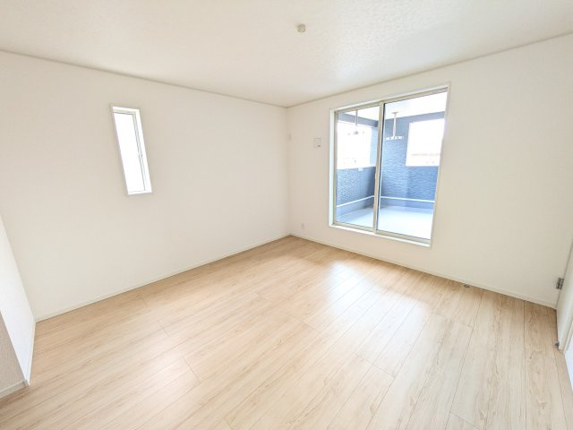 石岡市東光台　第4　新築戸建て　1号棟の洋室|バルコニーに面した明るい２面採光で、毎朝爽やかな光を感じられます。