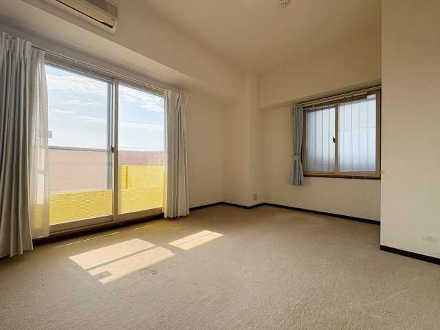 中古マンション　ネオハイツ郡山南13階　の洋室|北側にある洋室ですが角部屋になりますので北側の通路側と西側バルコニー側に窓がついています！