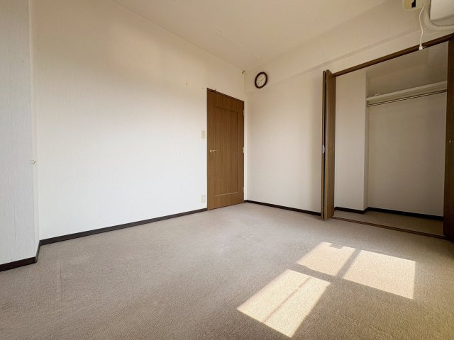 中古マンション　ネオハイツ郡山南13階　の洋室|クローゼット収納も充実！