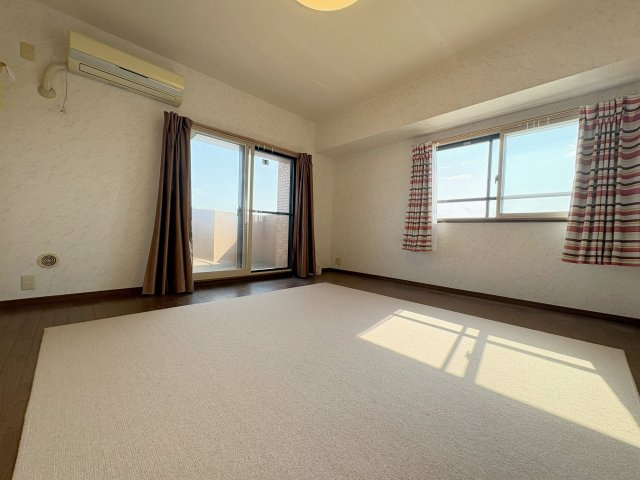 中古マンション　ネオハイツ郡山南13階　の居間・リビング|南面リビングは角部屋ならではの2面採光で明るいです！