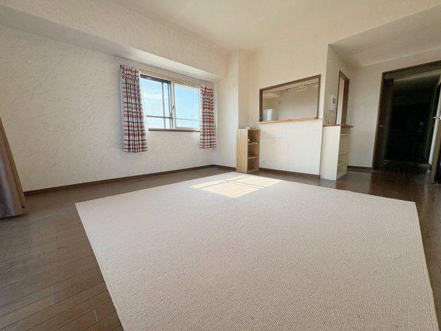 中古マンション　ネオハイツ郡山南13階　の居間・リビング|キッチン部分は開口になっているので配膳や片付け動線を短く済ませられます！