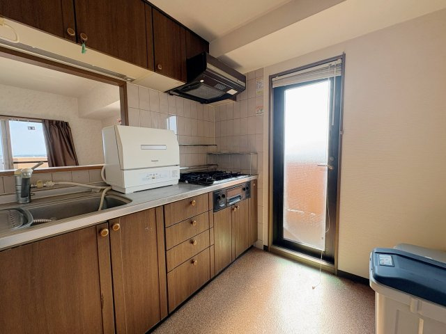 中古マンション　ネオハイツ郡山南13階　のキッチン|キッチンからバルコニーへも出入りできます！大きなガラス窓なので光が射し込み明るいキッチンです！