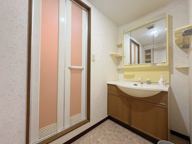 中古マンション　ネオハイツ郡山南13階　の独立洗面台|三面鏡付き洗面台！鏡の内側に収納もついています！