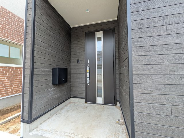 石岡市東光台　第4　新築戸建て　2号棟の玄関|玄関ドアはカードキーで開閉も楽々♪
スマホでの開錠と施錠も可能です！
玄関上部には人感センサー付きのダウンライトがあるので、夜間の帰宅時に自動で点灯してくれます♪
防犯対策面にも一役買ってくれます！