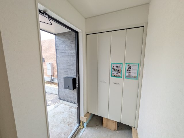 石岡市東光台　第4　新築戸建て　2号棟の玄関|家族全員の靴がスッキリ片付く大容量シューズボックス完備。お客様を気持ちよく迎えられる、明るく清潔感あふれる玄関です。