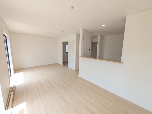 石岡市東光台　第4　新築戸建て　2号棟の居間・リビング|家族の会話が自然と弾む、広々としたゆとりのLDK。南西向きの窓からたっぷりの光が射し込む明るく快適な空間です。