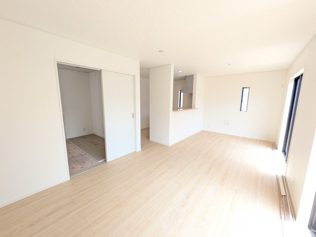 石岡市東光台　第4　新築戸建て　2号棟の居間・リビング|居心地の良いデザインと機能性を両立。ご友人を招いたり、趣味を楽しんだり、様々なシーンで活躍する団らんの中心地です。