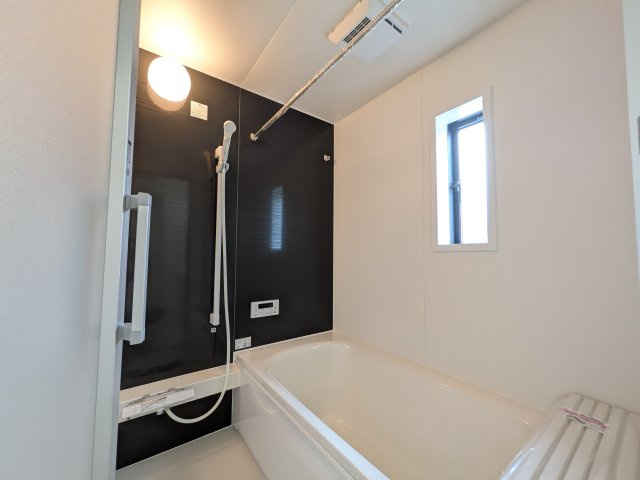 石岡市東光台　第4　新築戸建て　2号棟の浴室|1坪タイプのゆったりとしたバスルームは浴室暖房換気乾燥機付きで、どんな季節でも快適なバスタイムを満喫出来ます♪ 窓付きで明るく開放的なところも良いですね！