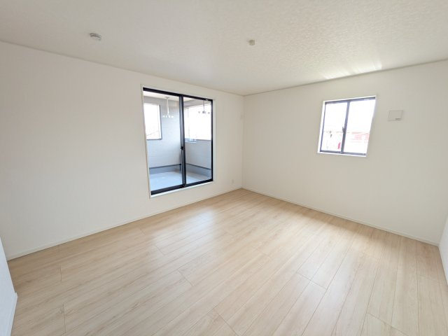 石岡市東光台　第4　新築戸建て　2号棟の洋室|バルコニーに面した明るい２面採光で、毎朝爽やかな光を感じられます。