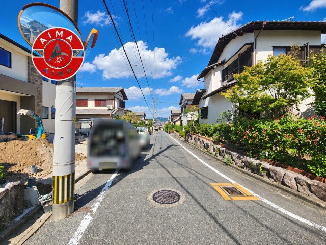 太宰府市大佐野6丁目第5-1棟（1号棟）の前面道路含む現地写真|前面道路は閑静な住宅地をはしる車通りの少ない道路。お車の出し入れが苦手なママや小さなお子様にも安心ですね。しっかり舗装もされているので、ベビーカーや自転車で通っても快適に通行できます。