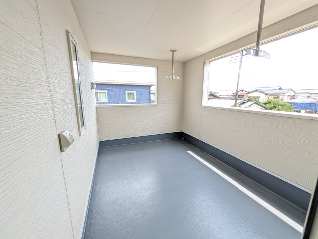 石岡市東光台　第4　新築戸建て　3号棟のバルコニー|人気のインナーバルコニー。室内と一体感があり、雨の日のお子様の遊び場や、ペットの安全な外気浴スペースにも最適です♪