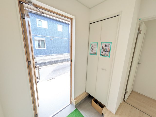 石岡市東光台　第4　新築戸建て　3号棟の玄関|家族全員の靴がスッキリ片付く大容量シューズボックス完備。お客様を気持ちよく迎えられる、明るく清潔感あふれる玄関です。