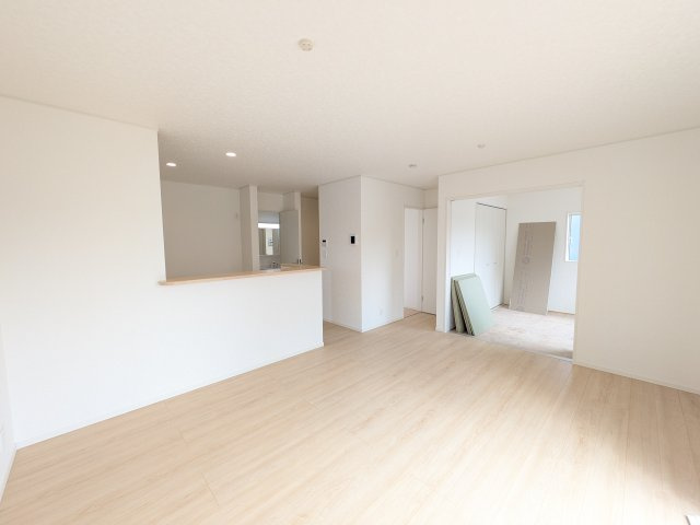 石岡市東光台　第4　新築戸建て　3号棟の居間・リビング|家族の会話が自然と弾む、広々としたゆとりのLDK。南西向きの窓からたっぷりの光が射し込む明るく快適な空間です。