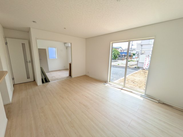 石岡市東光台　第4　新築戸建て　3号棟の居間・リビング|居心地の良いデザインと機能性を両立。ご友人を招いたり、趣味を楽しんだり、様々なシーンで活躍する団らんの中心地です。