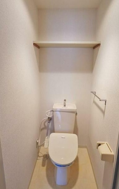府中市八幡町２丁目の賃貸マンションのトイレ