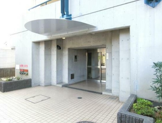 府中市八幡町２丁目の賃貸マンションのエントランス