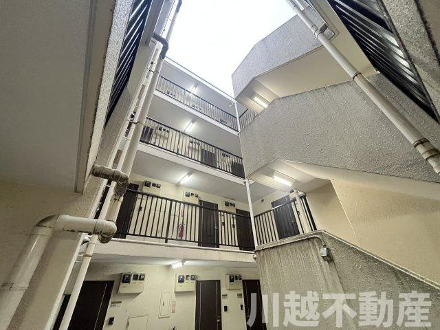 事務所に投資用に最適な好立地マンションの中庭|部屋の前の共用ホールは上部吹抜です