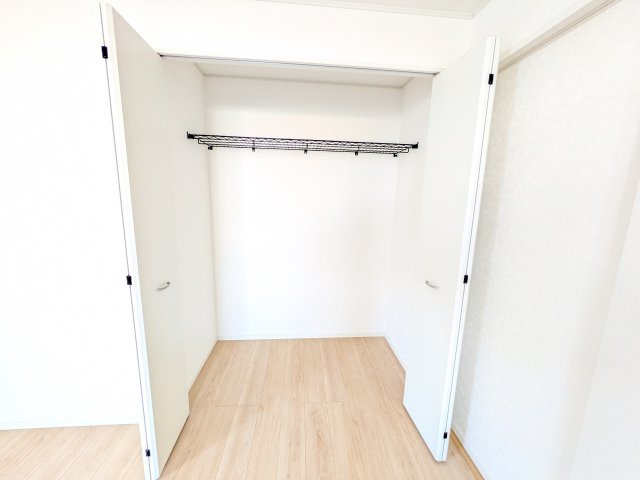 笠間市旭町　第9　新築戸建て　2号棟の収納|大容量のクローゼットを完備。衣類から季節家電までスッキリ片付き、空間を有効活用できます。